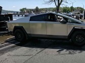 De Tesla Cybertruck heeft last van grote actieradiusproblemen bij het slepen van zware voorwerpen. (Bron: Flying Wheels via YouTube)