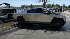 De Tesla Cybertruck heeft last van grote actieradiusproblemen bij het slepen van zware voorwerpen. (Bron: Flying Wheels via YouTube)