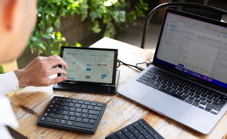 Alle drie de onderdelen van de Tetra Keyboard Monitor kunnen overal op een bureau worden geplaatst voor comfortabel gebruik. (Afbeeldingsbron: Tetra Keyboard op Kibidango)