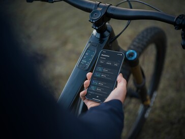 Het DJI Avinox eMTB-systeem integreert met een smartphone-app, maar er is ook een 2-inch OLED-scherm gemonteerd op de bovenbuis van de fiets. (Afbeeldingsbron: DJI)