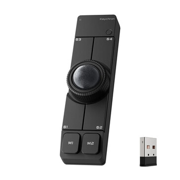 De Keychron Nape Pro draadloze trackballmuis in het zwart, samen met een USB Type-A-dongle