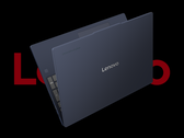 De Lenovo Chromebook Plus i, afgebeeld tegen een zwarte achtergrond met het Lenovo-logo erachter. (Afbeeldingsbron: Lenovo - bewerkt)