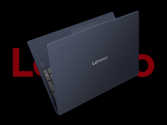 De Lenovo Chromebook Plus i, afgebeeld tegen een zwarte achtergrond met het Lenovo-logo erachter. (Afbeeldingsbron: Lenovo - bewerkt)