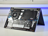 De Lenovo ThinkBook 14 Gen 8 IAL, met verwijderde achtercover (bron: Benjamin Herzig/Notebookcheck)