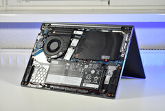 De Lenovo ThinkBook 14 Gen 8 IAL, met verwijderde achtercover (bron: Benjamin Herzig/Notebookcheck)