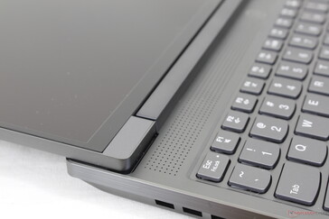 Deksel kan de volledige 180 graden openen, wat ongebruikelijk is op veel gaming laptops