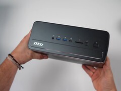 De MSI Pro Max Edge AI Mini PC heeft aan de voorkant veel aansluitingen.
