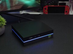 Yohris mini gaming PC met poorten aan de voorkant en LED-lichtstrip (Afbeelding bron: ETA PRIME/YouTube)