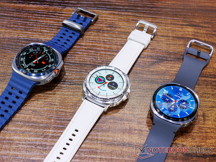 De 2025 Galaxy Ultra naast de Watch 8 Classic en Watch 8 (Afbeelding bron: Notebookcheck)
